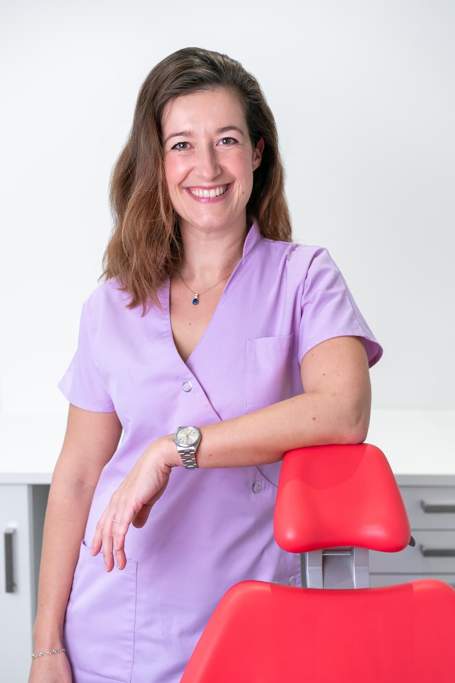L'orthodontiste Camille Tavera fait un grand sourire