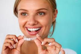 Jeune femme en train de mettre une gouttière invisalign