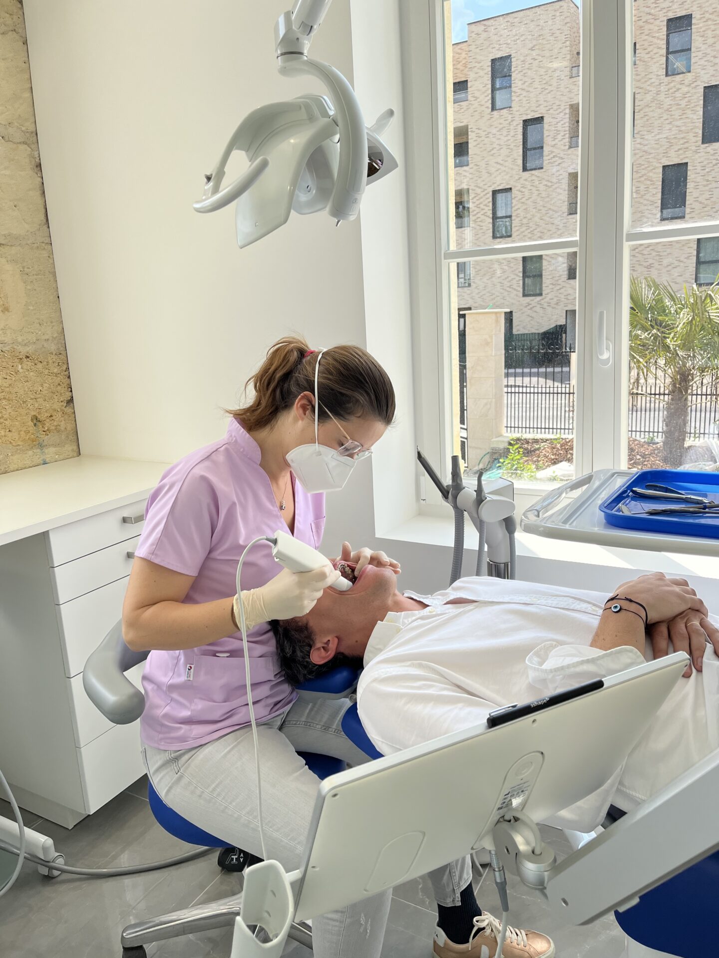 L'orthodontiste Camille Tavera qui traite un de ses patients dans son cabinet